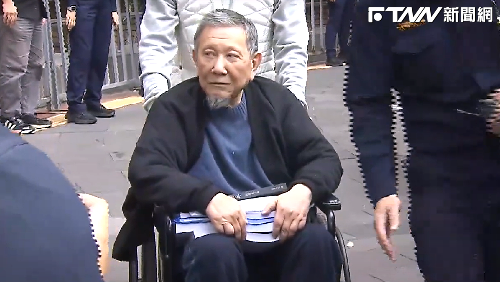 拐杖、輪椅都沒用？沈慶京情人節前夕被直擊！跟神祕女子餐廳共舞