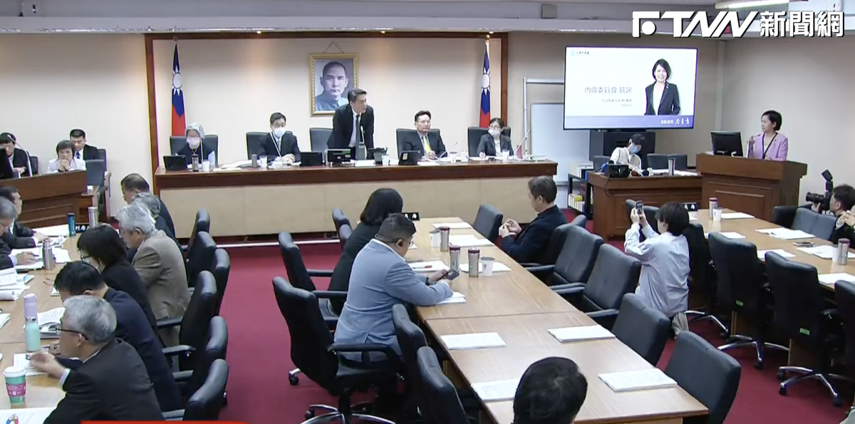 劉世芳無視拒上台！李貞秀初登板對空氣質詢全場看傻