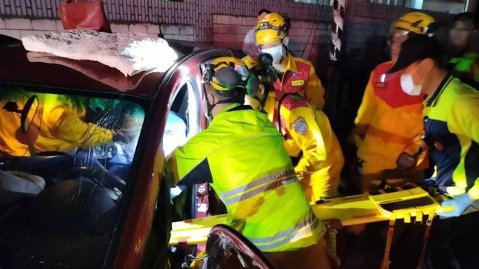 酒駕闖禍！基隆28歲女失控撞2車　65歲婦受困車內傷重送醫