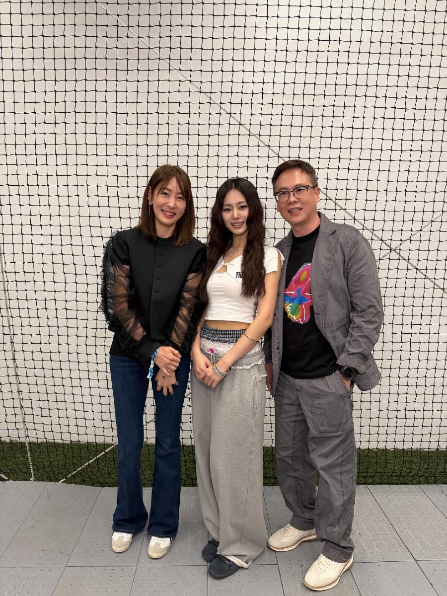 賈永婕現身TWICE演唱會！夫妻倆合影周子瑜　意外抓包老公修圖P掉她