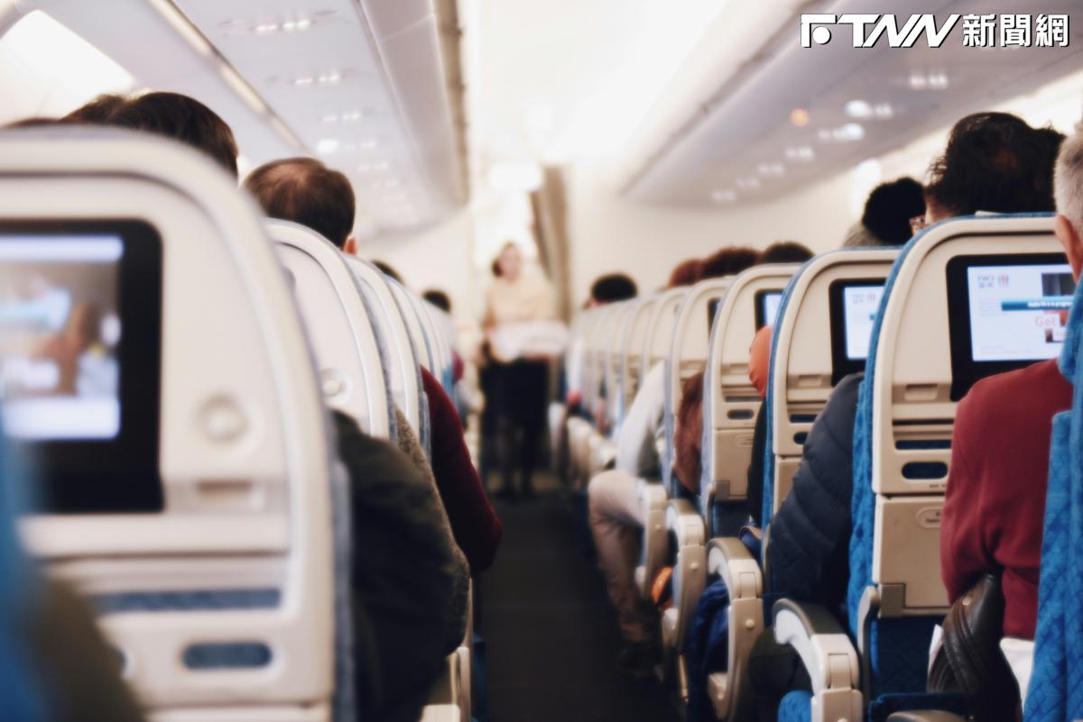 不滿被要求回座！男乘客機上擅自換位、怒罵空姐　遭航警強制帶離