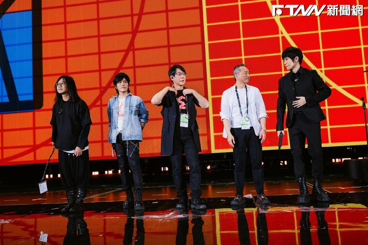 五月天香港彩排場唱好唱滿！阿信再鄭重道歉　下一秒傻眼「怎麼混這麼多人進來」