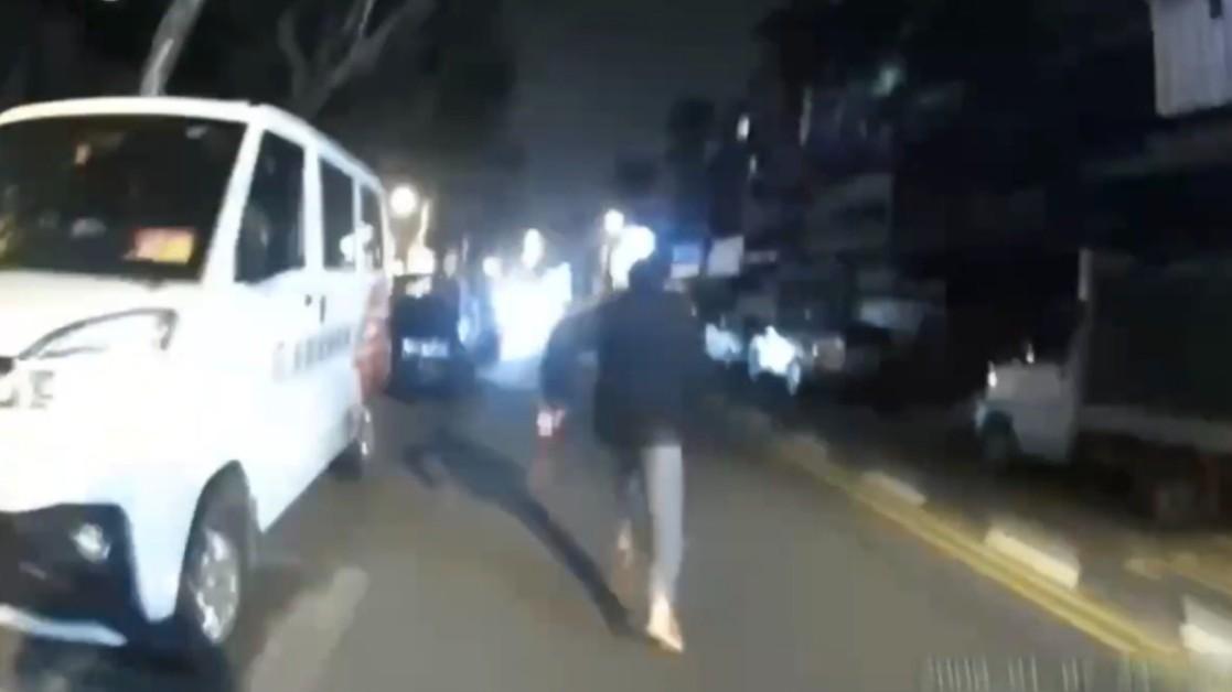 酒駕逆向還騎贓車！失聯移工拒檢狂奔　熱心騎士「神來一腳」助警逮人