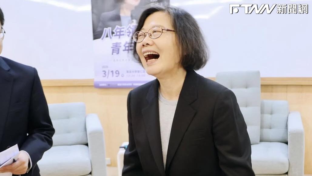 蔡英文神回脆友「我給ㄅ級分」秒跟上新梗！網自嘲：跟不上小英的網速了