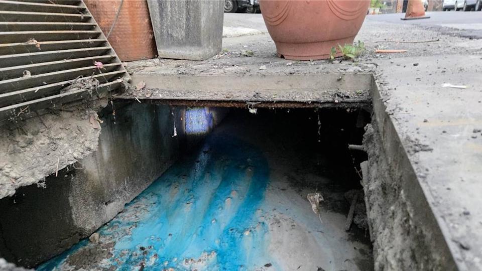 土城驚見「牛奶溝」！食品廠偷排油汙染側溝　最高恐挨罰300萬