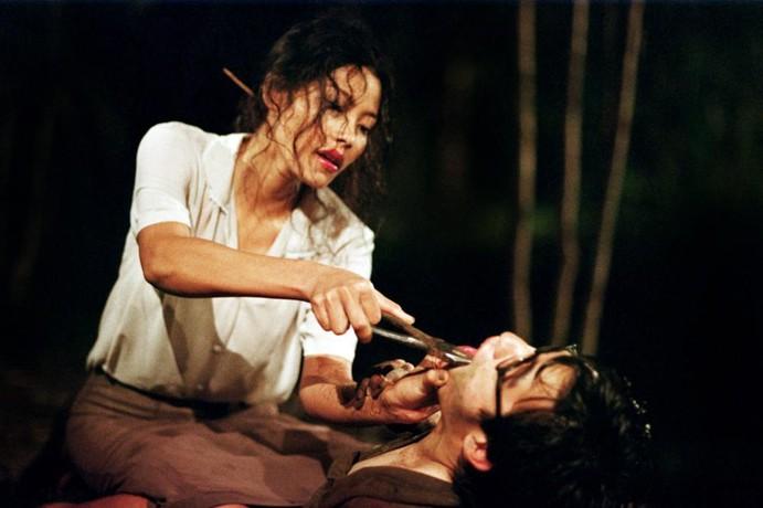 《邪降：覺醒》致敬經典虐殺！惡整學妹踢到鐵板　女大生慘遭滾沸鉛水灌喉